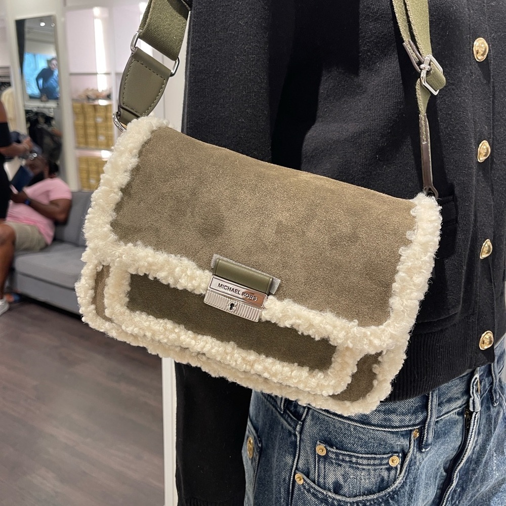 MICHAEL KORS Bradshaw Medium Suede and Faux Shearling Messenger Bag
Olive
NWT - Picture 8 of 16